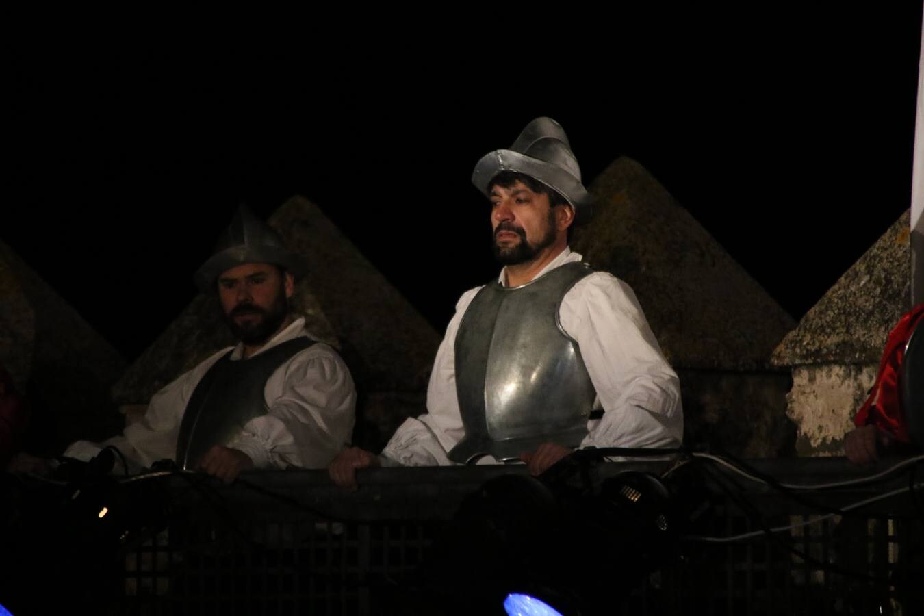 Jerez de los Caballeros rindió, ayer, homenaje a su ilustre hijo Vasco Núñez de Balboa con la representación teatral 'Balboa, la llave de la última frontera'. Más de medio centenar de personas recrearon la vida y ensalzaron la figura del explorador con una gran puesta en escena en el morabito de la Plaza de la Alcazaba.La citada representación estuvo dirigida por Pablo Pérez de Lazarraga y su guión estuvo basado en la obra de Feliciano Correa, historiador y cronista oficial de Jerez, titulada 'Balboa, la fantástica historia de un hidalgo español'. La recreación comenzó con un pasacalle que partió desde el Cine-Teatro Balboa y que, como ya avanzó HOY Jerez, «es fruto de varios meses de trabajo a través de los talleres de teatro, acrobacia y percusión que se han realizado en la localidad en estos últimos meses y al frente de los cuales han estado Fermín Núñez y Javier López». 