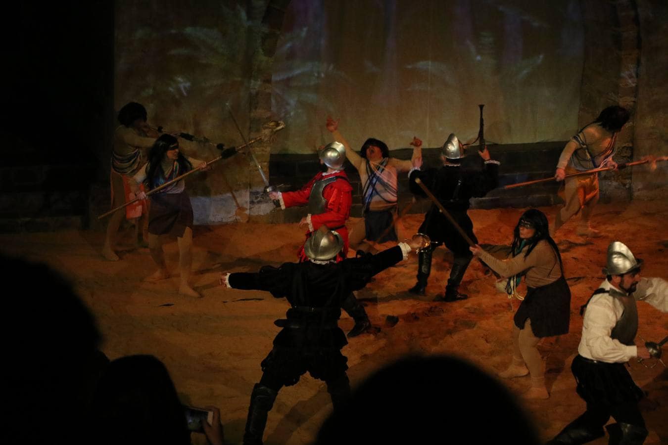 Jerez de los Caballeros rindió, ayer, homenaje a su ilustre hijo Vasco Núñez de Balboa con la representación teatral 'Balboa, la llave de la última frontera'. Más de medio centenar de personas recrearon la vida y ensalzaron la figura del explorador con una gran puesta en escena en el morabito de la Plaza de la Alcazaba.La citada representación estuvo dirigida por Pablo Pérez de Lazarraga y su guión estuvo basado en la obra de Feliciano Correa, historiador y cronista oficial de Jerez, titulada 'Balboa, la fantástica historia de un hidalgo español'. La recreación comenzó con un pasacalle que partió desde el Cine-Teatro Balboa y que, como ya avanzó HOY Jerez, «es fruto de varios meses de trabajo a través de los talleres de teatro, acrobacia y percusión que se han realizado en la localidad en estos últimos meses y al frente de los cuales han estado Fermín Núñez y Javier López». 