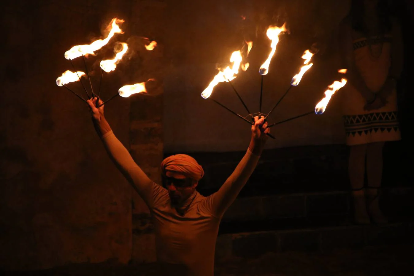 Jerez de los Caballeros rindió, ayer, homenaje a su ilustre hijo Vasco Núñez de Balboa con la representación teatral 'Balboa, la llave de la última frontera'. Más de medio centenar de personas recrearon la vida y ensalzaron la figura del explorador con una gran puesta en escena en el morabito de la Plaza de la Alcazaba.La citada representación estuvo dirigida por Pablo Pérez de Lazarraga y su guión estuvo basado en la obra de Feliciano Correa, historiador y cronista oficial de Jerez, titulada 'Balboa, la fantástica historia de un hidalgo español'. La recreación comenzó con un pasacalle que partió desde el Cine-Teatro Balboa y que, como ya avanzó HOY Jerez, «es fruto de varios meses de trabajo a través de los talleres de teatro, acrobacia y percusión que se han realizado en la localidad en estos últimos meses y al frente de los cuales han estado Fermín Núñez y Javier López». 