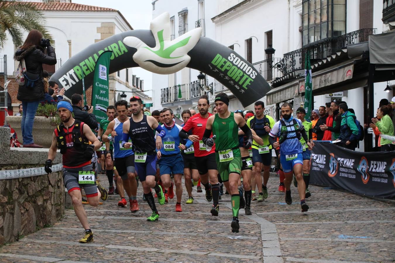 Daniel Remón Señorán, en masculino, y Beatriz González Suárez, en femenino, han sido los vencedores absolutos del I Trail Jerez de los Caballeros-Sierra San José que se ha celebrado, esta mañana, en el municipio. La prueba, de 27 kilómetros, ha contado con un circuito alternativo, de 11 kilómetros, donde el jerezano Fernando Méndez García y María Isabel González Méndez se han alzado con la victoria. Más de 200 corredores han disfrutado de esta prueba que ha conjugado deporte y naturaleza.