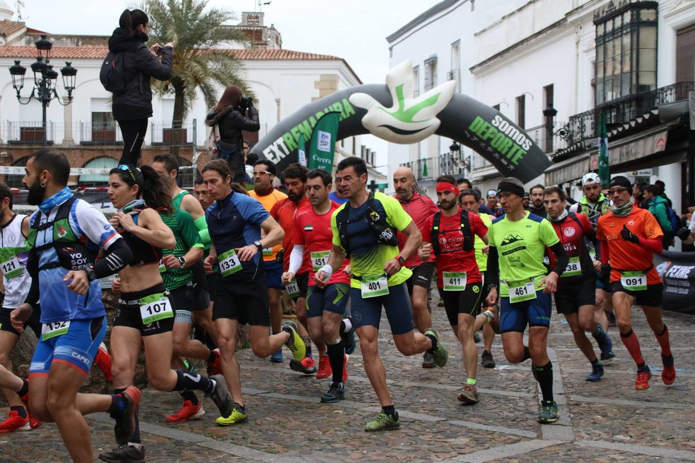Daniel Remón Señorán, en masculino, y Beatriz González Suárez, en femenino, han sido los vencedores absolutos del I Trail Jerez de los Caballeros-Sierra San José que se ha celebrado, esta mañana, en el municipio. La prueba, de 27 kilómetros, ha contado con un circuito alternativo, de 11 kilómetros, donde el jerezano Fernando Méndez García y María Isabel González Méndez se han alzado con la victoria. Más de 200 corredores han disfrutado de esta prueba que ha conjugado deporte y naturaleza.