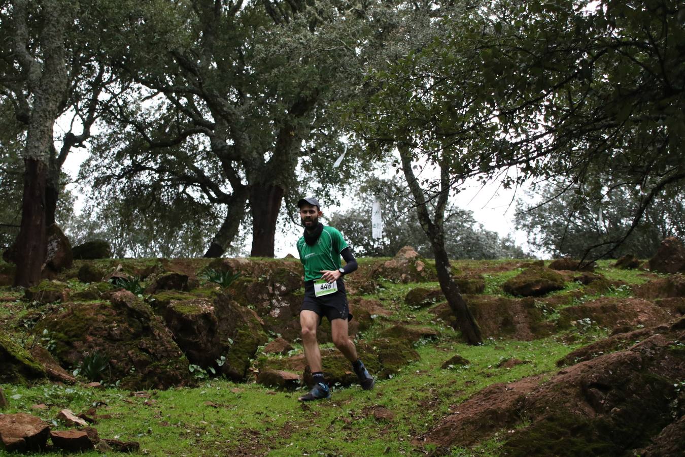 Daniel Remón Señorán, en masculino, y Beatriz González Suárez, en femenino, han sido los vencedores absolutos del I Trail Jerez de los Caballeros-Sierra San José que se ha celebrado, esta mañana, en el municipio. La prueba, de 27 kilómetros, ha contado con un circuito alternativo, de 11 kilómetros, donde el jerezano Fernando Méndez García y María Isabel González Méndez se han alzado con la victoria. Más de 200 corredores han disfrutado de esta prueba que ha conjugado deporte y naturaleza.