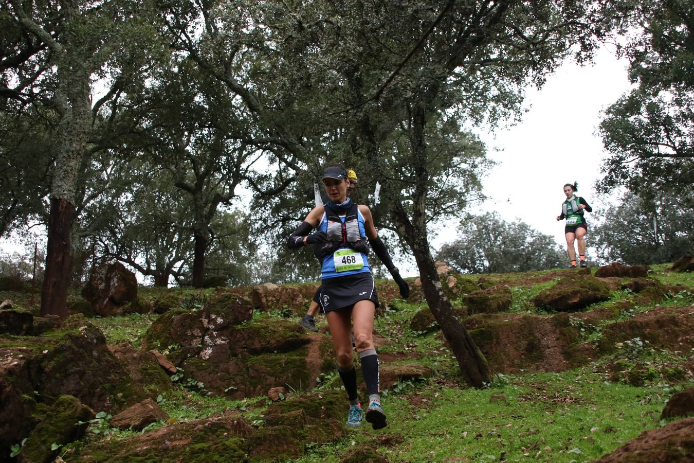 Daniel Remón Señorán, en masculino, y Beatriz González Suárez, en femenino, han sido los vencedores absolutos del I Trail Jerez de los Caballeros-Sierra San José que se ha celebrado, esta mañana, en el municipio. La prueba, de 27 kilómetros, ha contado con un circuito alternativo, de 11 kilómetros, donde el jerezano Fernando Méndez García y María Isabel González Méndez se han alzado con la victoria. Más de 200 corredores han disfrutado de esta prueba que ha conjugado deporte y naturaleza.
