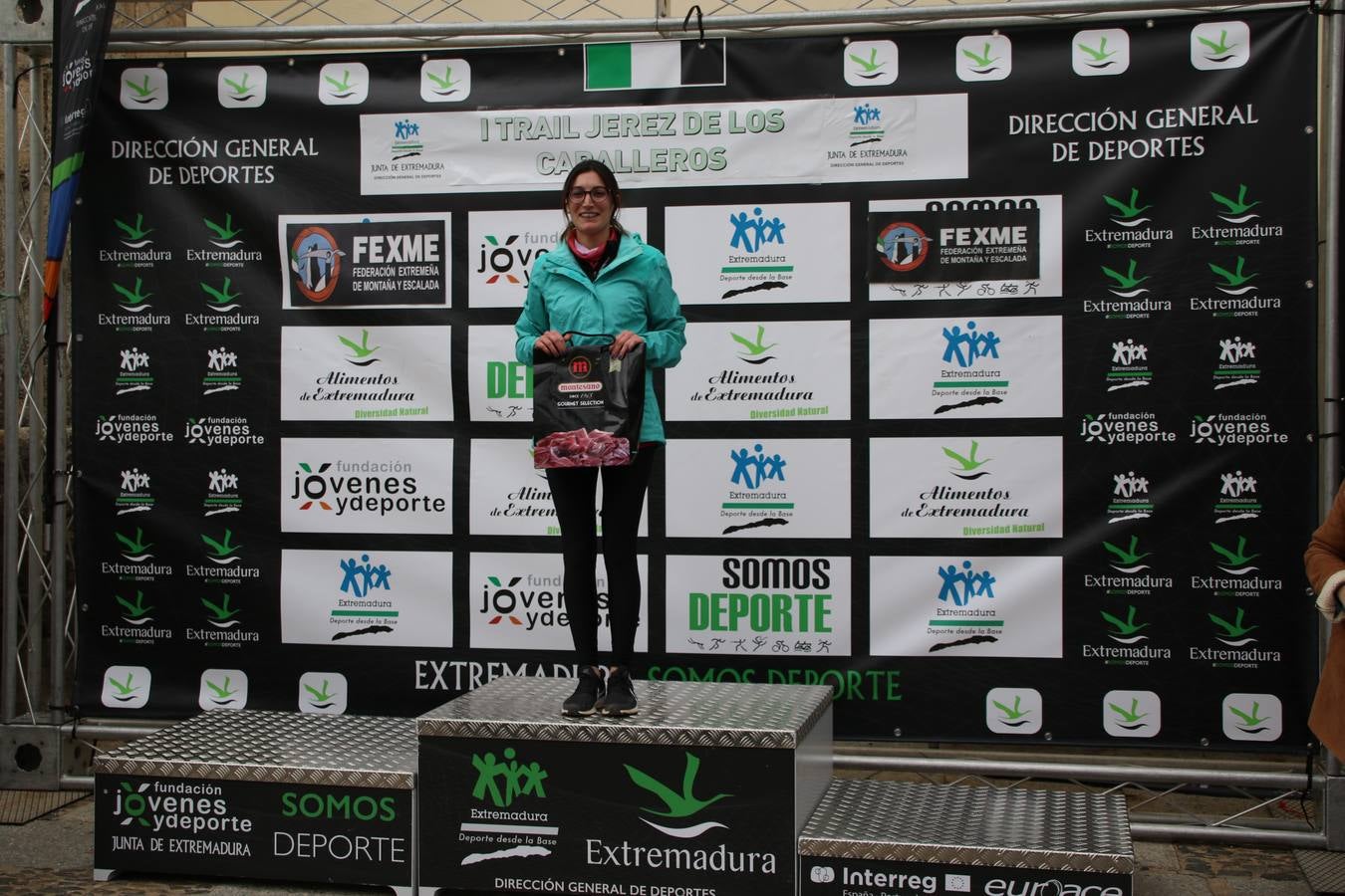 Daniel Remón Señorán, en masculino, y Beatriz González Suárez, en femenino, han sido los vencedores absolutos del I Trail Jerez de los Caballeros-Sierra San José que se ha celebrado, esta mañana, en el municipio. La prueba, de 27 kilómetros, ha contado con un circuito alternativo, de 11 kilómetros, donde el jerezano Fernando Méndez García y María Isabel González Méndez se han alzado con la victoria. Más de 200 corredores han disfrutado de esta prueba que ha conjugado deporte y naturaleza.