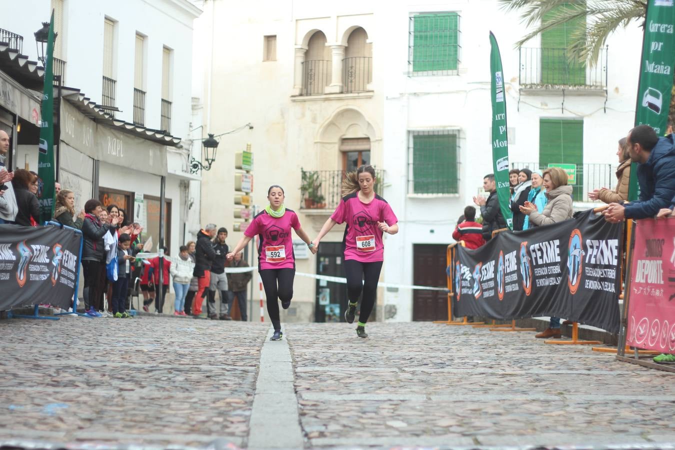 Daniel Remón Señorán, en masculino, y Beatriz González Suárez, en femenino, han sido los vencedores absolutos del I Trail Jerez de los Caballeros-Sierra San José que se ha celebrado, esta mañana, en el municipio. La prueba, de 27 kilómetros, ha contado con un circuito alternativo, de 11 kilómetros, donde el jerezano Fernando Méndez García y María Isabel González Méndez se han alzado con la victoria. Más de 200 corredores han disfrutado de esta prueba que ha conjugado deporte y naturaleza.
