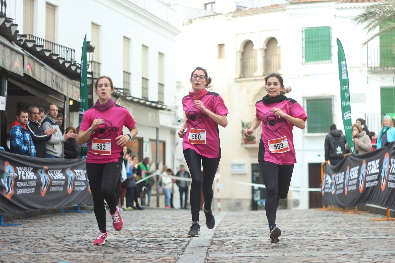 Daniel Remón Señorán, en masculino, y Beatriz González Suárez, en femenino, han sido los vencedores absolutos del I Trail Jerez de los Caballeros-Sierra San José que se ha celebrado, esta mañana, en el municipio. La prueba, de 27 kilómetros, ha contado con un circuito alternativo, de 11 kilómetros, donde el jerezano Fernando Méndez García y María Isabel González Méndez se han alzado con la victoria. Más de 200 corredores han disfrutado de esta prueba que ha conjugado deporte y naturaleza.