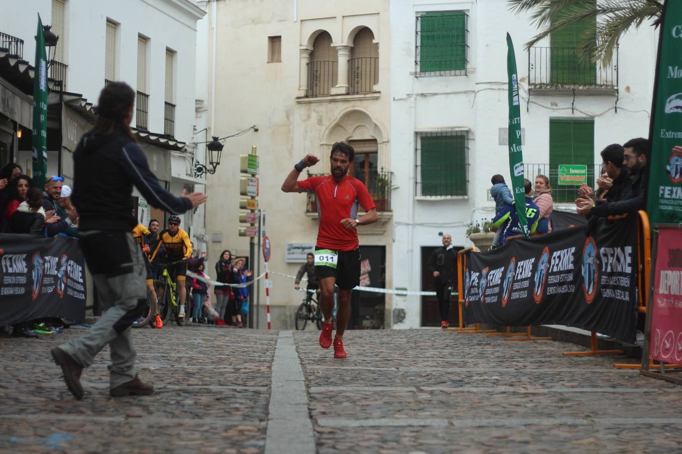 Daniel Remón Señorán, en masculino, y Beatriz González Suárez, en femenino, han sido los vencedores absolutos del I Trail Jerez de los Caballeros-Sierra San José que se ha celebrado, esta mañana, en el municipio. La prueba, de 27 kilómetros, ha contado con un circuito alternativo, de 11 kilómetros, donde el jerezano Fernando Méndez García y María Isabel González Méndez se han alzado con la victoria. Más de 200 corredores han disfrutado de esta prueba que ha conjugado deporte y naturaleza.