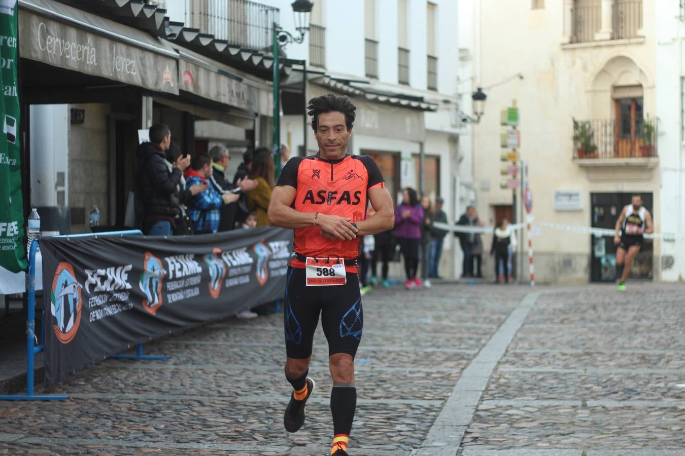 Daniel Remón Señorán, en masculino, y Beatriz González Suárez, en femenino, han sido los vencedores absolutos del I Trail Jerez de los Caballeros-Sierra San José que se ha celebrado, esta mañana, en el municipio. La prueba, de 27 kilómetros, ha contado con un circuito alternativo, de 11 kilómetros, donde el jerezano Fernando Méndez García y María Isabel González Méndez se han alzado con la victoria. Más de 200 corredores han disfrutado de esta prueba que ha conjugado deporte y naturaleza.
