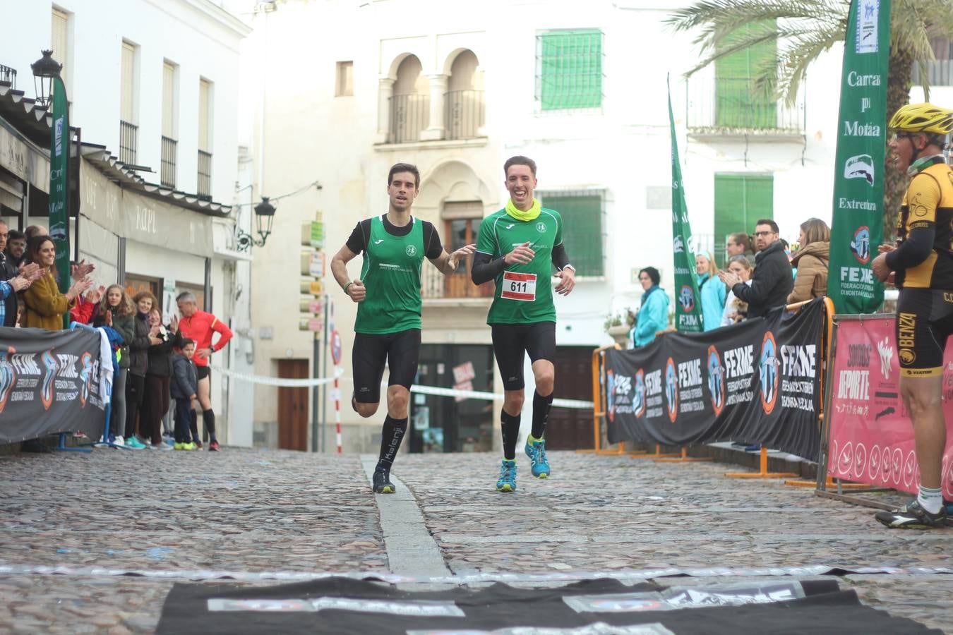 Daniel Remón Señorán, en masculino, y Beatriz González Suárez, en femenino, han sido los vencedores absolutos del I Trail Jerez de los Caballeros-Sierra San José que se ha celebrado, esta mañana, en el municipio. La prueba, de 27 kilómetros, ha contado con un circuito alternativo, de 11 kilómetros, donde el jerezano Fernando Méndez García y María Isabel González Méndez se han alzado con la victoria. Más de 200 corredores han disfrutado de esta prueba que ha conjugado deporte y naturaleza.
