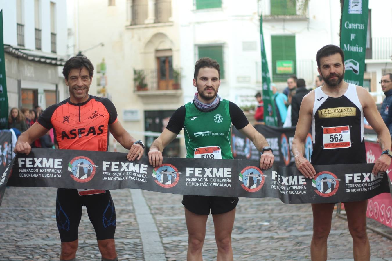 Daniel Remón Señorán, en masculino, y Beatriz González Suárez, en femenino, han sido los vencedores absolutos del I Trail Jerez de los Caballeros-Sierra San José que se ha celebrado, esta mañana, en el municipio. La prueba, de 27 kilómetros, ha contado con un circuito alternativo, de 11 kilómetros, donde el jerezano Fernando Méndez García y María Isabel González Méndez se han alzado con la victoria. Más de 200 corredores han disfrutado de esta prueba que ha conjugado deporte y naturaleza.