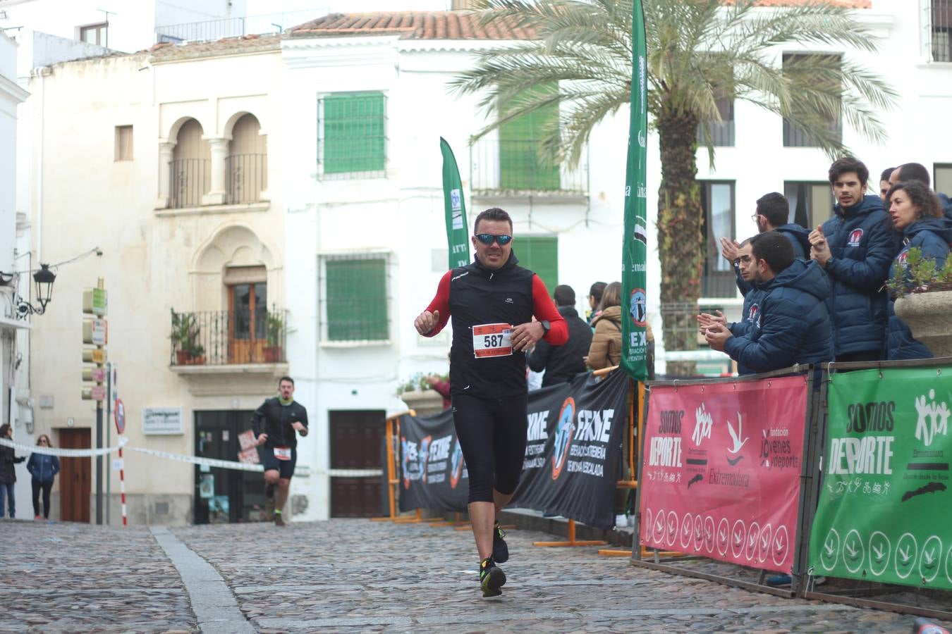 Daniel Remón Señorán, en masculino, y Beatriz González Suárez, en femenino, han sido los vencedores absolutos del I Trail Jerez de los Caballeros-Sierra San José que se ha celebrado, esta mañana, en el municipio. La prueba, de 27 kilómetros, ha contado con un circuito alternativo, de 11 kilómetros, donde el jerezano Fernando Méndez García y María Isabel González Méndez se han alzado con la victoria. Más de 200 corredores han disfrutado de esta prueba que ha conjugado deporte y naturaleza.