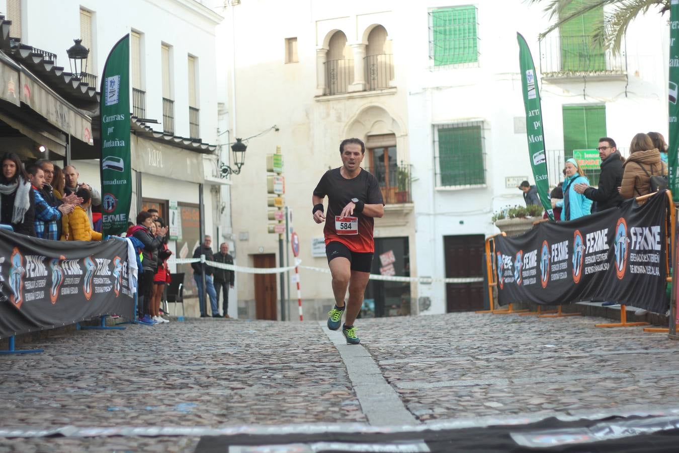 Daniel Remón Señorán, en masculino, y Beatriz González Suárez, en femenino, han sido los vencedores absolutos del I Trail Jerez de los Caballeros-Sierra San José que se ha celebrado, esta mañana, en el municipio. La prueba, de 27 kilómetros, ha contado con un circuito alternativo, de 11 kilómetros, donde el jerezano Fernando Méndez García y María Isabel González Méndez se han alzado con la victoria. Más de 200 corredores han disfrutado de esta prueba que ha conjugado deporte y naturaleza.