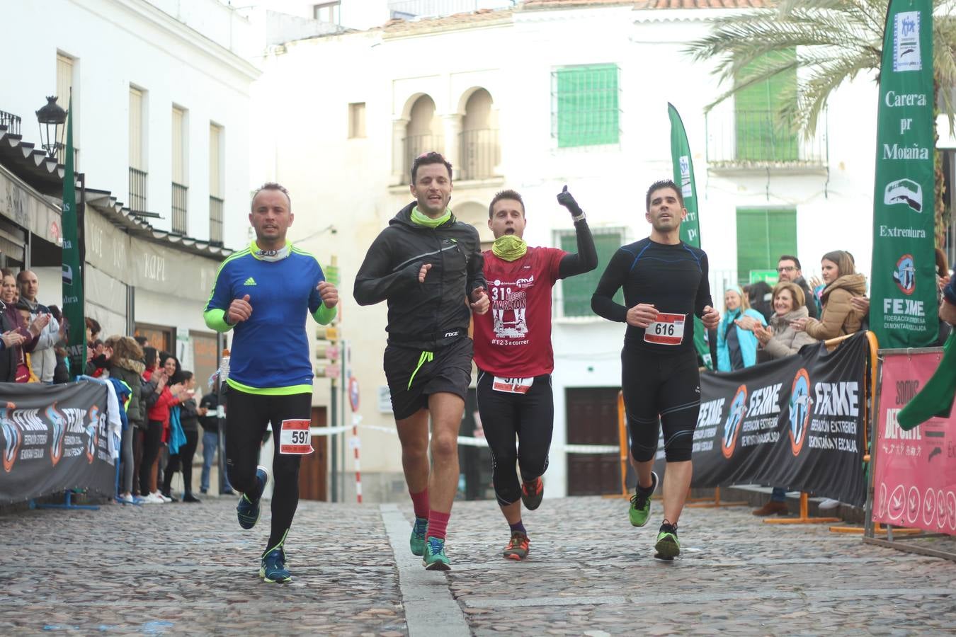 Daniel Remón Señorán, en masculino, y Beatriz González Suárez, en femenino, han sido los vencedores absolutos del I Trail Jerez de los Caballeros-Sierra San José que se ha celebrado, esta mañana, en el municipio. La prueba, de 27 kilómetros, ha contado con un circuito alternativo, de 11 kilómetros, donde el jerezano Fernando Méndez García y María Isabel González Méndez se han alzado con la victoria. Más de 200 corredores han disfrutado de esta prueba que ha conjugado deporte y naturaleza.