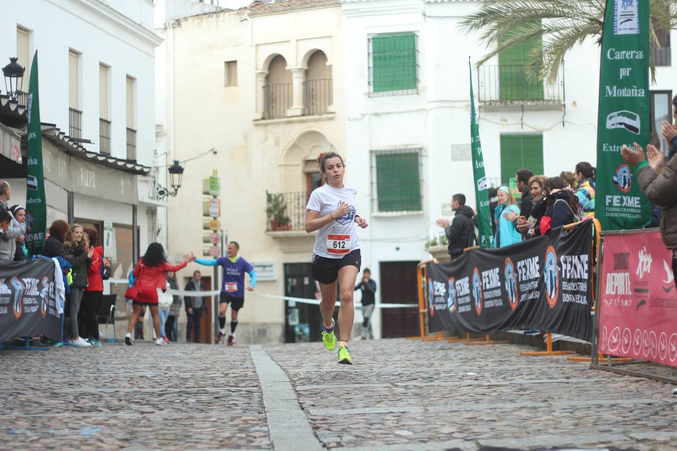 Daniel Remón Señorán, en masculino, y Beatriz González Suárez, en femenino, han sido los vencedores absolutos del I Trail Jerez de los Caballeros-Sierra San José que se ha celebrado, esta mañana, en el municipio. La prueba, de 27 kilómetros, ha contado con un circuito alternativo, de 11 kilómetros, donde el jerezano Fernando Méndez García y María Isabel González Méndez se han alzado con la victoria. Más de 200 corredores han disfrutado de esta prueba que ha conjugado deporte y naturaleza.