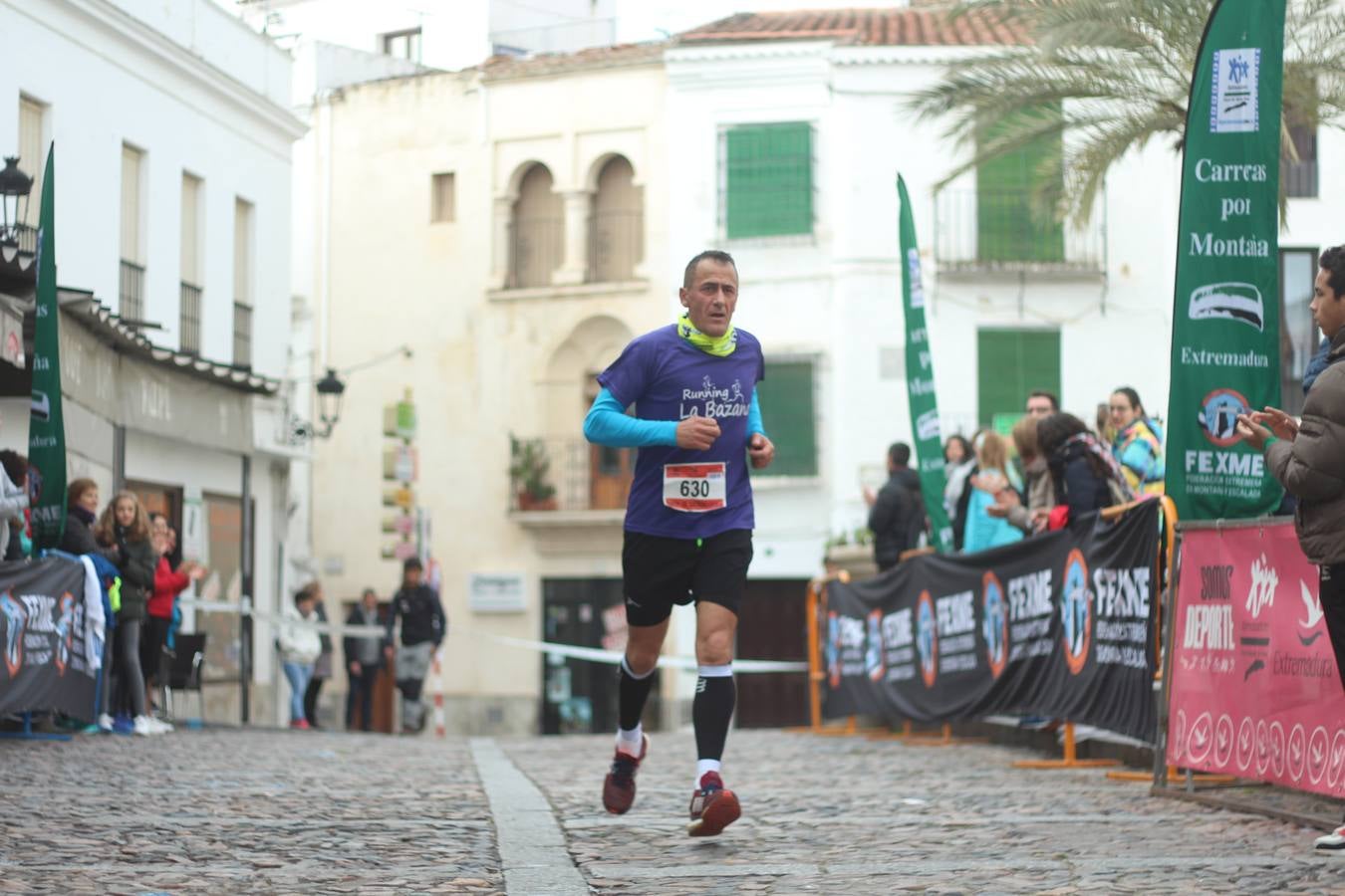 Daniel Remón Señorán, en masculino, y Beatriz González Suárez, en femenino, han sido los vencedores absolutos del I Trail Jerez de los Caballeros-Sierra San José que se ha celebrado, esta mañana, en el municipio. La prueba, de 27 kilómetros, ha contado con un circuito alternativo, de 11 kilómetros, donde el jerezano Fernando Méndez García y María Isabel González Méndez se han alzado con la victoria. Más de 200 corredores han disfrutado de esta prueba que ha conjugado deporte y naturaleza.