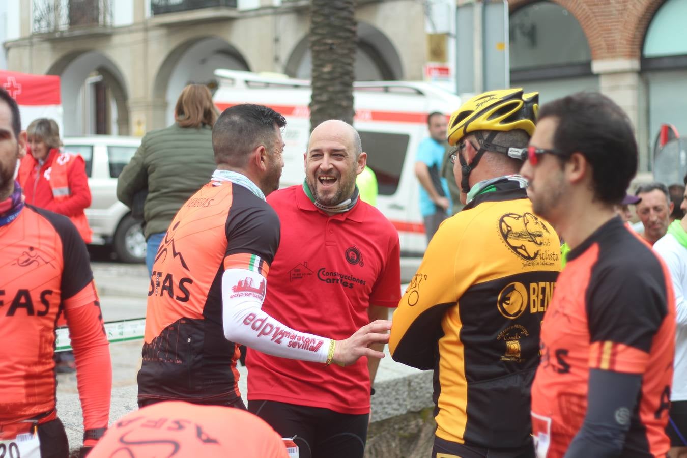 Daniel Remón Señorán, en masculino, y Beatriz González Suárez, en femenino, han sido los vencedores absolutos del I Trail Jerez de los Caballeros-Sierra San José que se ha celebrado, esta mañana, en el municipio. La prueba, de 27 kilómetros, ha contado con un circuito alternativo, de 11 kilómetros, donde el jerezano Fernando Méndez García y María Isabel González Méndez se han alzado con la victoria. Más de 200 corredores han disfrutado de esta prueba que ha conjugado deporte y naturaleza.