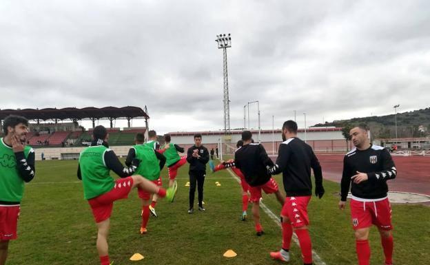 Los jugadores del Mérida se preparan para un partido con el liderato en juego.