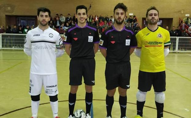 Foto de los capitanes con el conjunto arbitral antes del inicio del partido en Madroñea.
