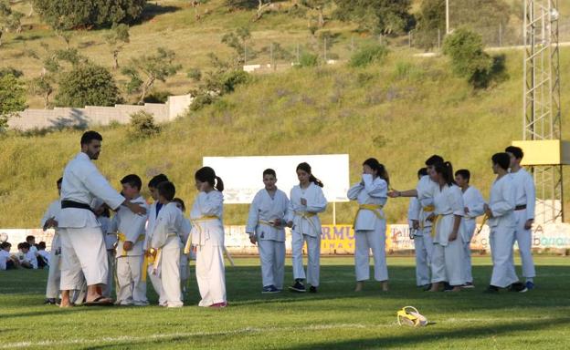 La convivencia entre los miembros de las distintas escuelas municipales deportivas, en torno a esta disciplina, es uno de los objetivos.