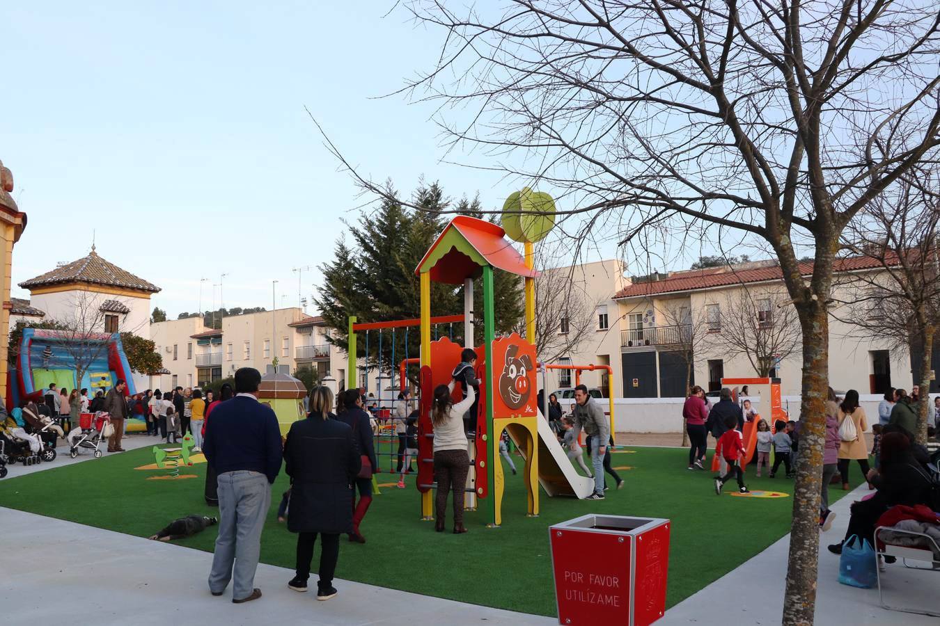 Los niños y niñas de Jerez ya disfrutan de un nuevo parque en la zona del entorno de la Plaza de Toros. La creación de este nuevo espacio para el ocio infantil ha supuesto la inversión de unos 65.00 euros, siendo el octavo parque de estas características que se pone en marcha en Jerez y en sus pedanías con una inversión total de 333.000 euros, según la información hecha pública por el Ayuntamiento. El nuevo parque cuenta con suelo y elementos para el juego adecuados a los más pequeños, además de mobiliario urbano. Balancines, toboganes, columpios y una simpática seta se asientan sobre un vistoso césped de colores.