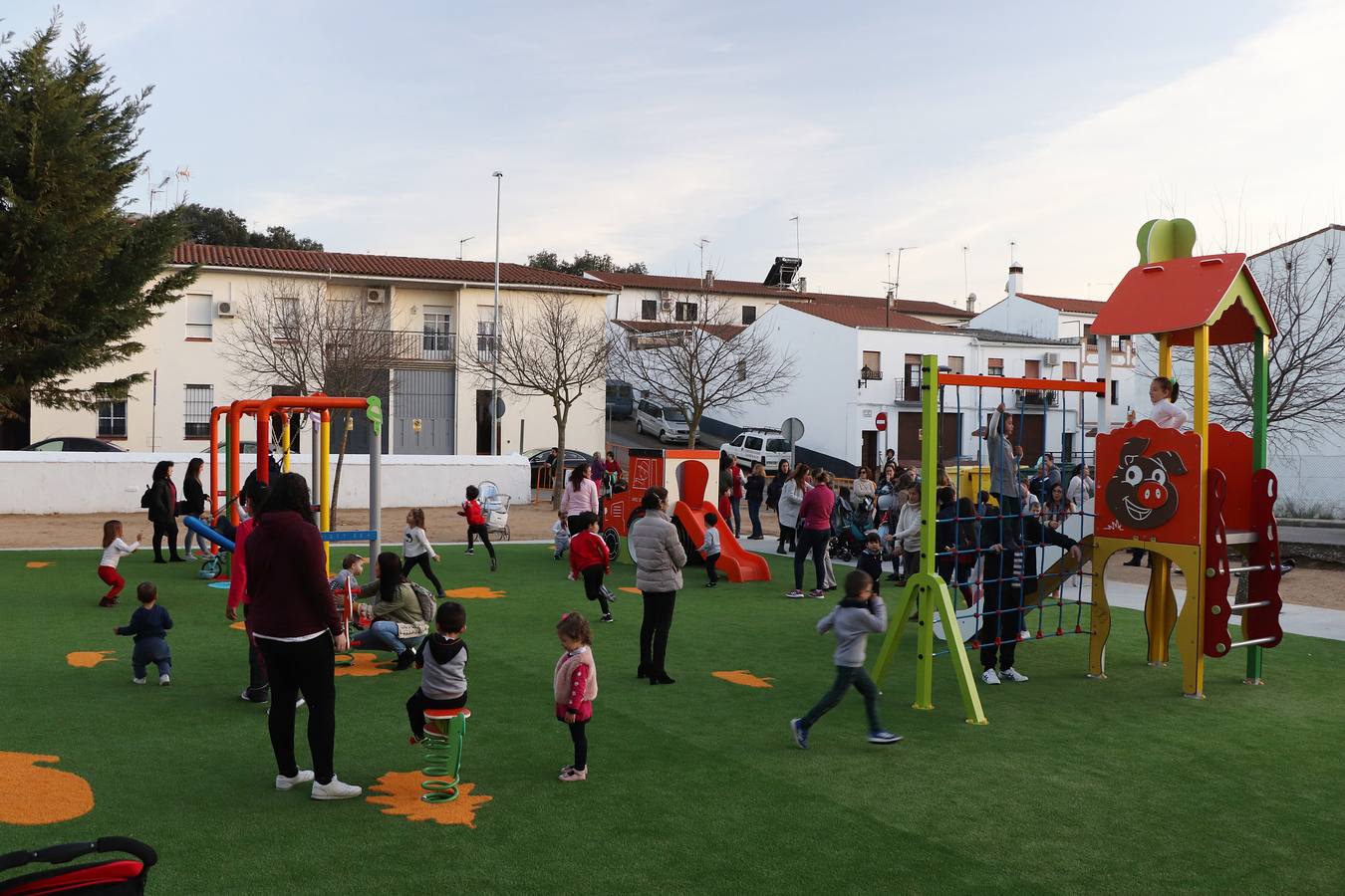 Los niños y niñas de Jerez ya disfrutan de un nuevo parque en la zona del entorno de la Plaza de Toros. La creación de este nuevo espacio para el ocio infantil ha supuesto la inversión de unos 65.00 euros, siendo el octavo parque de estas características que se pone en marcha en Jerez y en sus pedanías con una inversión total de 333.000 euros, según la información hecha pública por el Ayuntamiento. El nuevo parque cuenta con suelo y elementos para el juego adecuados a los más pequeños, además de mobiliario urbano. Balancines, toboganes, columpios y una simpática seta se asientan sobre un vistoso césped de colores.