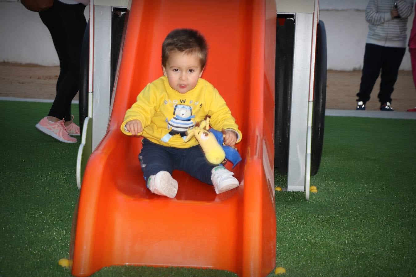 Los niños y niñas de Jerez ya disfrutan de un nuevo parque en la zona del entorno de la Plaza de Toros. La creación de este nuevo espacio para el ocio infantil ha supuesto la inversión de unos 65.00 euros, siendo el octavo parque de estas características que se pone en marcha en Jerez y en sus pedanías con una inversión total de 333.000 euros, según la información hecha pública por el Ayuntamiento. El nuevo parque cuenta con suelo y elementos para el juego adecuados a los más pequeños, además de mobiliario urbano. Balancines, toboganes, columpios y una simpática seta se asientan sobre un vistoso césped de colores.