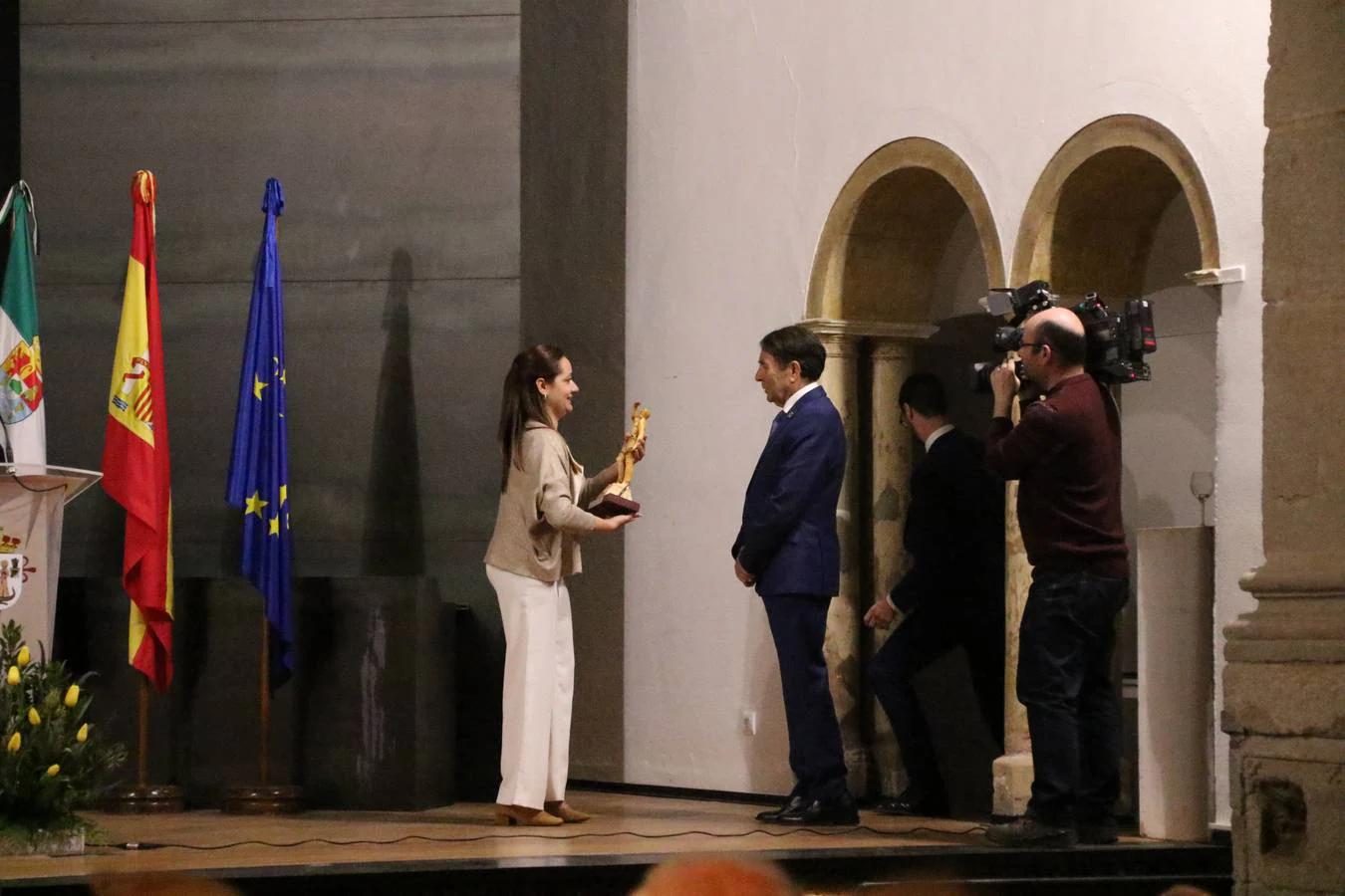 El auditorio del Conventual San Agustín ha acogido, esta mañana, la entrega de la 'Medalla de Jerezano Ilustre' a Feliciano Correa, historiador, profesor, escritor, articulista, académico y cronista oficial de Jerez de los Caballeros.