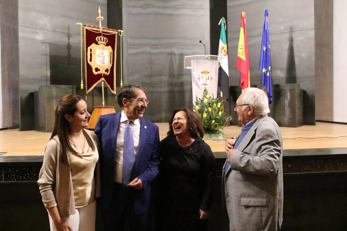 El auditorio del Conventual San Agustín ha acogido, esta mañana, la entrega de la 'Medalla de Jerezano Ilustre' a Feliciano Correa, historiador, profesor, escritor, articulista, académico y cronista oficial de Jerez de los Caballeros.