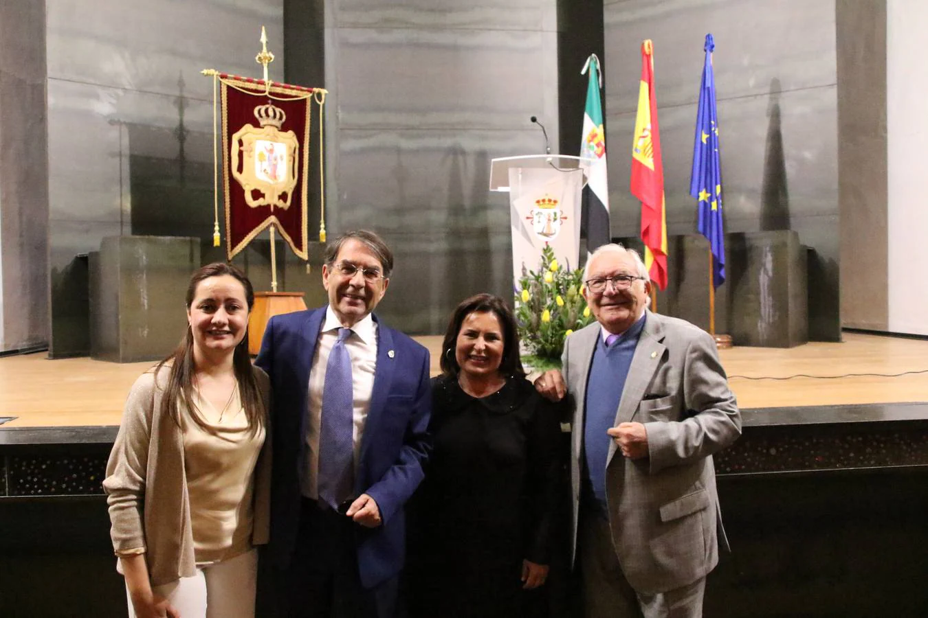 El auditorio del Conventual San Agustín ha acogido, esta mañana, la entrega de la 'Medalla de Jerezano Ilustre' a Feliciano Correa, historiador, profesor, escritor, articulista, académico y cronista oficial de Jerez de los Caballeros.