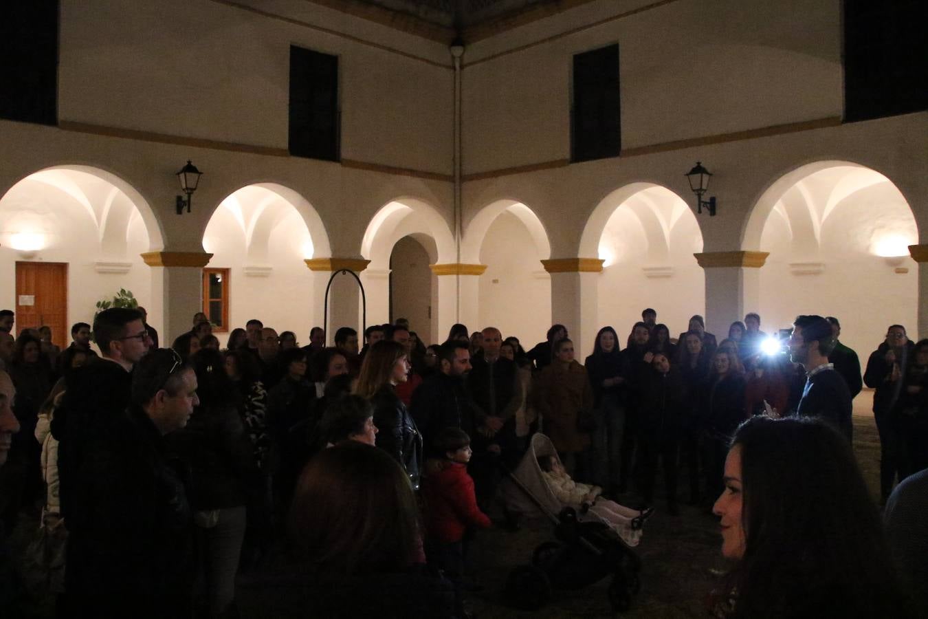Jerez de los Caballeros acogió, ayer, la primera edición de la Ruta nocturna teatralizada 'Conquistadores Jerezanos' que, con motivo del V Centenario de la Muerte de Vasco Núñez de Balboa, se ha llevado a cabo. Pequeños y mayores disfrutaron con las historias de Vasco Núñez de Balboa, Hernando de Soto, Nuño de Tovar... en una ruta «de todos, diseñada y puesta en marcha por jerezanos a través de la Oficina de Turismo y la Concejalía de Cultura», señala Antonio Torrado, técnico de la citada Oficina, «más de 150 personas, propios y foráneos, han querido conocer la historia y cultura de Jerez, por lo que la valoración de la jornada es más que positiva».