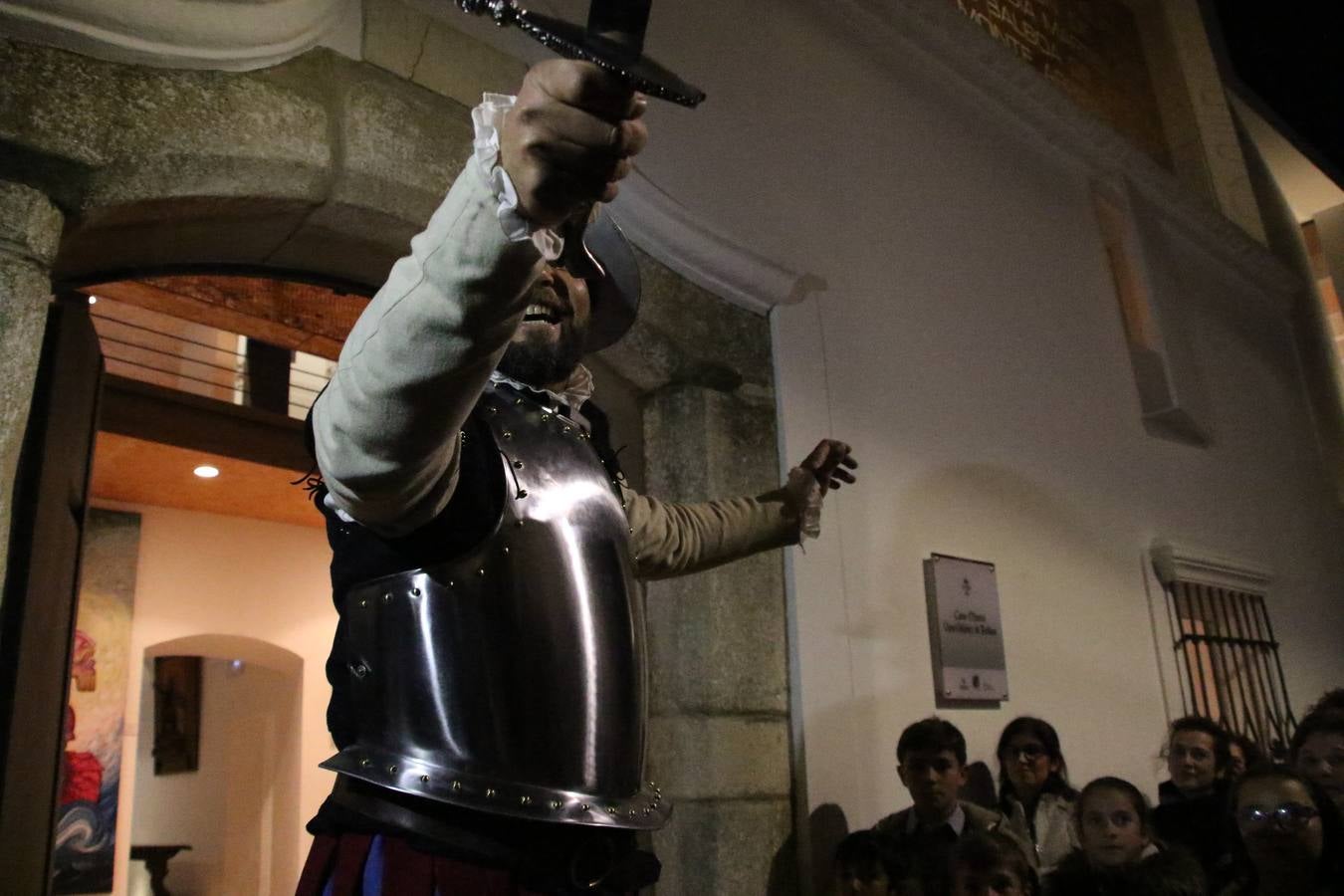 Jerez de los Caballeros acogió, ayer, la primera edición de la Ruta nocturna teatralizada 'Conquistadores Jerezanos' que, con motivo del V Centenario de la Muerte de Vasco Núñez de Balboa, se ha llevado a cabo. Pequeños y mayores disfrutaron con las historias de Vasco Núñez de Balboa, Hernando de Soto, Nuño de Tovar... en una ruta «de todos, diseñada y puesta en marcha por jerezanos a través de la Oficina de Turismo y la Concejalía de Cultura», señala Antonio Torrado, técnico de la citada Oficina, «más de 150 personas, propios y foráneos, han querido conocer la historia y cultura de Jerez, por lo que la valoración de la jornada es más que positiva».