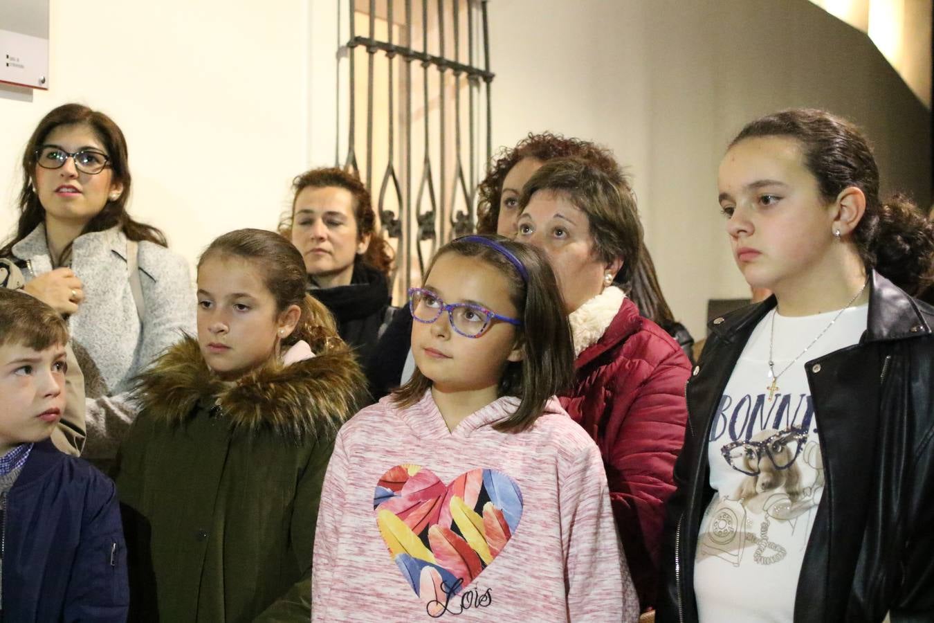 Jerez de los Caballeros acogió, ayer, la primera edición de la Ruta nocturna teatralizada 'Conquistadores Jerezanos' que, con motivo del V Centenario de la Muerte de Vasco Núñez de Balboa, se ha llevado a cabo. Pequeños y mayores disfrutaron con las historias de Vasco Núñez de Balboa, Hernando de Soto, Nuño de Tovar... en una ruta «de todos, diseñada y puesta en marcha por jerezanos a través de la Oficina de Turismo y la Concejalía de Cultura», señala Antonio Torrado, técnico de la citada Oficina, «más de 150 personas, propios y foráneos, han querido conocer la historia y cultura de Jerez, por lo que la valoración de la jornada es más que positiva».