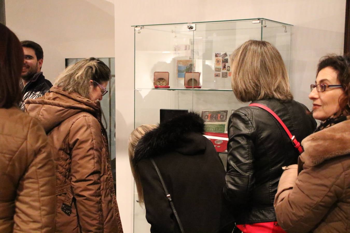 Jerez de los Caballeros acogió, ayer, la primera edición de la Ruta nocturna teatralizada 'Conquistadores Jerezanos' que, con motivo del V Centenario de la Muerte de Vasco Núñez de Balboa, se ha llevado a cabo. Pequeños y mayores disfrutaron con las historias de Vasco Núñez de Balboa, Hernando de Soto, Nuño de Tovar... en una ruta «de todos, diseñada y puesta en marcha por jerezanos a través de la Oficina de Turismo y la Concejalía de Cultura», señala Antonio Torrado, técnico de la citada Oficina, «más de 150 personas, propios y foráneos, han querido conocer la historia y cultura de Jerez, por lo que la valoración de la jornada es más que positiva».