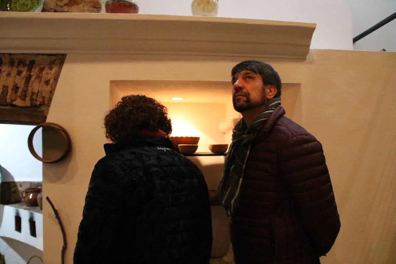 Jerez de los Caballeros acogió, ayer, la primera edición de la Ruta nocturna teatralizada 'Conquistadores Jerezanos' que, con motivo del V Centenario de la Muerte de Vasco Núñez de Balboa, se ha llevado a cabo. Pequeños y mayores disfrutaron con las historias de Vasco Núñez de Balboa, Hernando de Soto, Nuño de Tovar... en una ruta «de todos, diseñada y puesta en marcha por jerezanos a través de la Oficina de Turismo y la Concejalía de Cultura», señala Antonio Torrado, técnico de la citada Oficina, «más de 150 personas, propios y foráneos, han querido conocer la historia y cultura de Jerez, por lo que la valoración de la jornada es más que positiva».