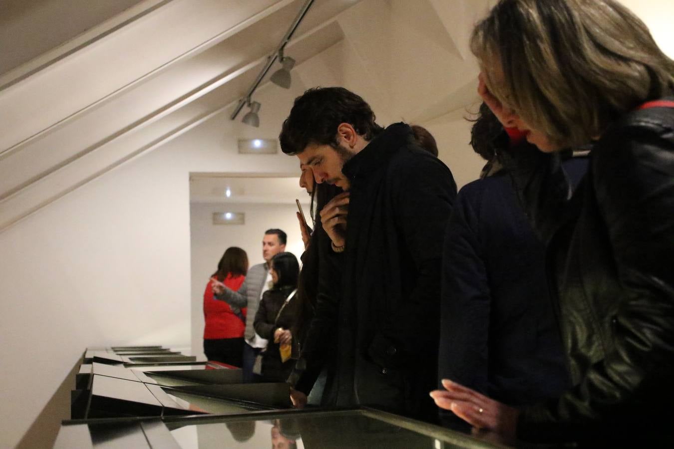 Jerez de los Caballeros acogió, ayer, la primera edición de la Ruta nocturna teatralizada 'Conquistadores Jerezanos' que, con motivo del V Centenario de la Muerte de Vasco Núñez de Balboa, se ha llevado a cabo. Pequeños y mayores disfrutaron con las historias de Vasco Núñez de Balboa, Hernando de Soto, Nuño de Tovar... en una ruta «de todos, diseñada y puesta en marcha por jerezanos a través de la Oficina de Turismo y la Concejalía de Cultura», señala Antonio Torrado, técnico de la citada Oficina, «más de 150 personas, propios y foráneos, han querido conocer la historia y cultura de Jerez, por lo que la valoración de la jornada es más que positiva».