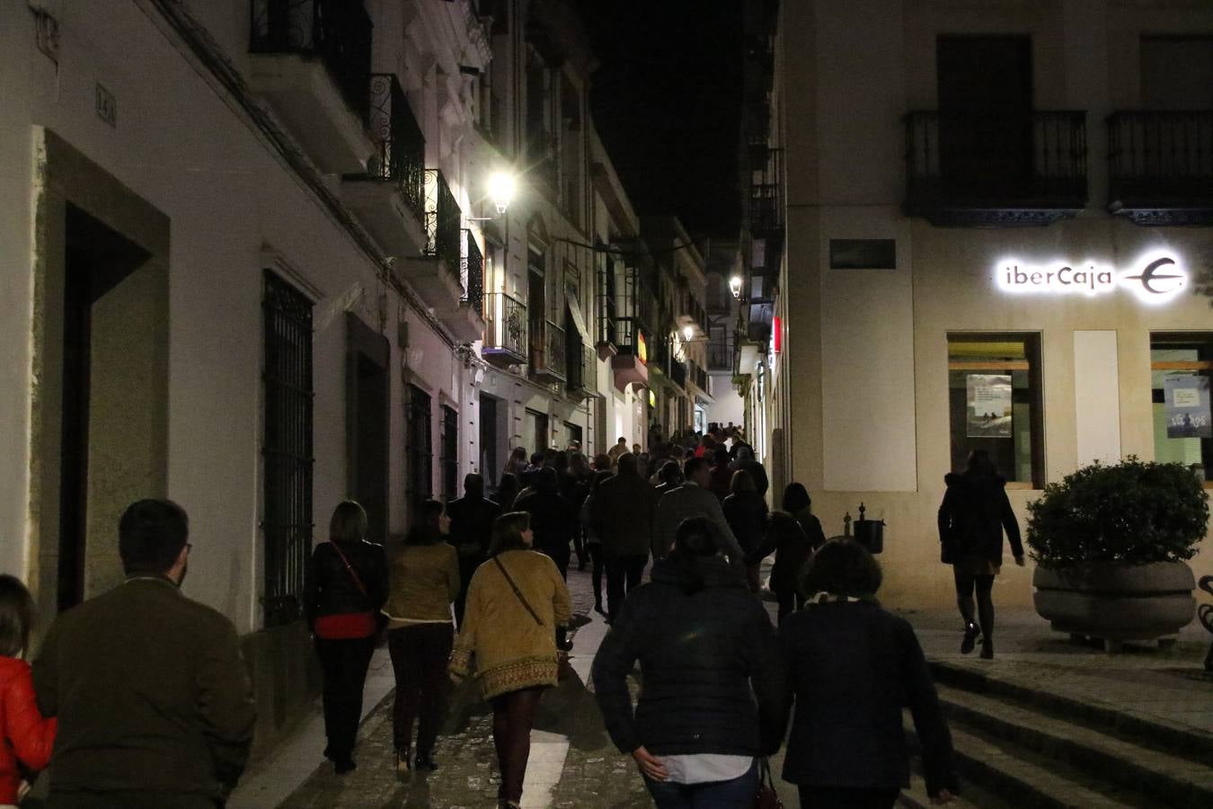 Jerez de los Caballeros acogió, ayer, la primera edición de la Ruta nocturna teatralizada 'Conquistadores Jerezanos' que, con motivo del V Centenario de la Muerte de Vasco Núñez de Balboa, se ha llevado a cabo. Pequeños y mayores disfrutaron con las historias de Vasco Núñez de Balboa, Hernando de Soto, Nuño de Tovar... en una ruta «de todos, diseñada y puesta en marcha por jerezanos a través de la Oficina de Turismo y la Concejalía de Cultura», señala Antonio Torrado, técnico de la citada Oficina, «más de 150 personas, propios y foráneos, han querido conocer la historia y cultura de Jerez, por lo que la valoración de la jornada es más que positiva».