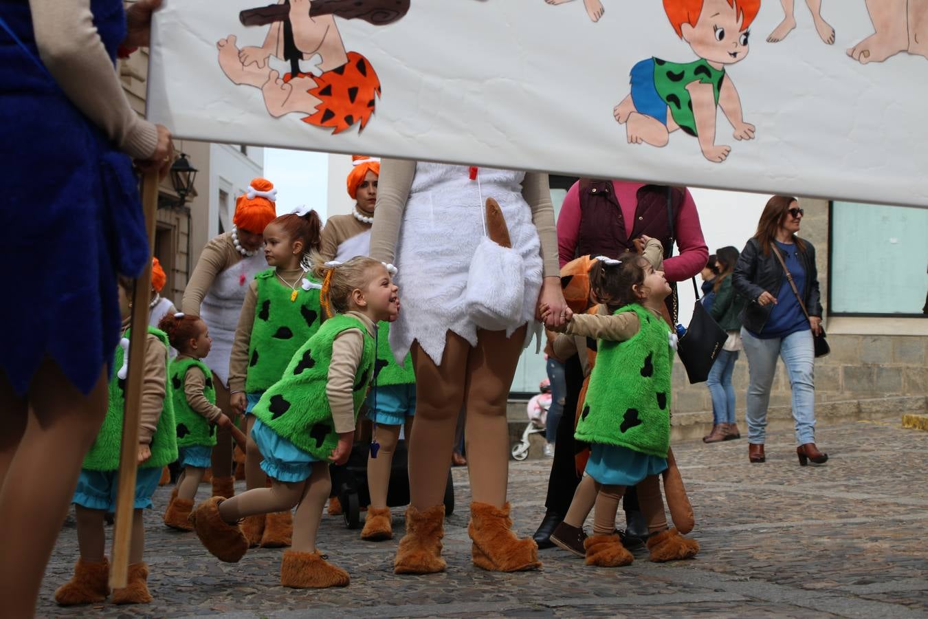 Disfrazados de payasos, exploradores, robot, personajes de Disney, diablos, animales, pintores, entre otros, centenares de niños y niñas han recorrido las calles de Jerez llenando de color y alegría todo a su alrededor, y dando comienzo, así, al Carnaval jerezano 2019.