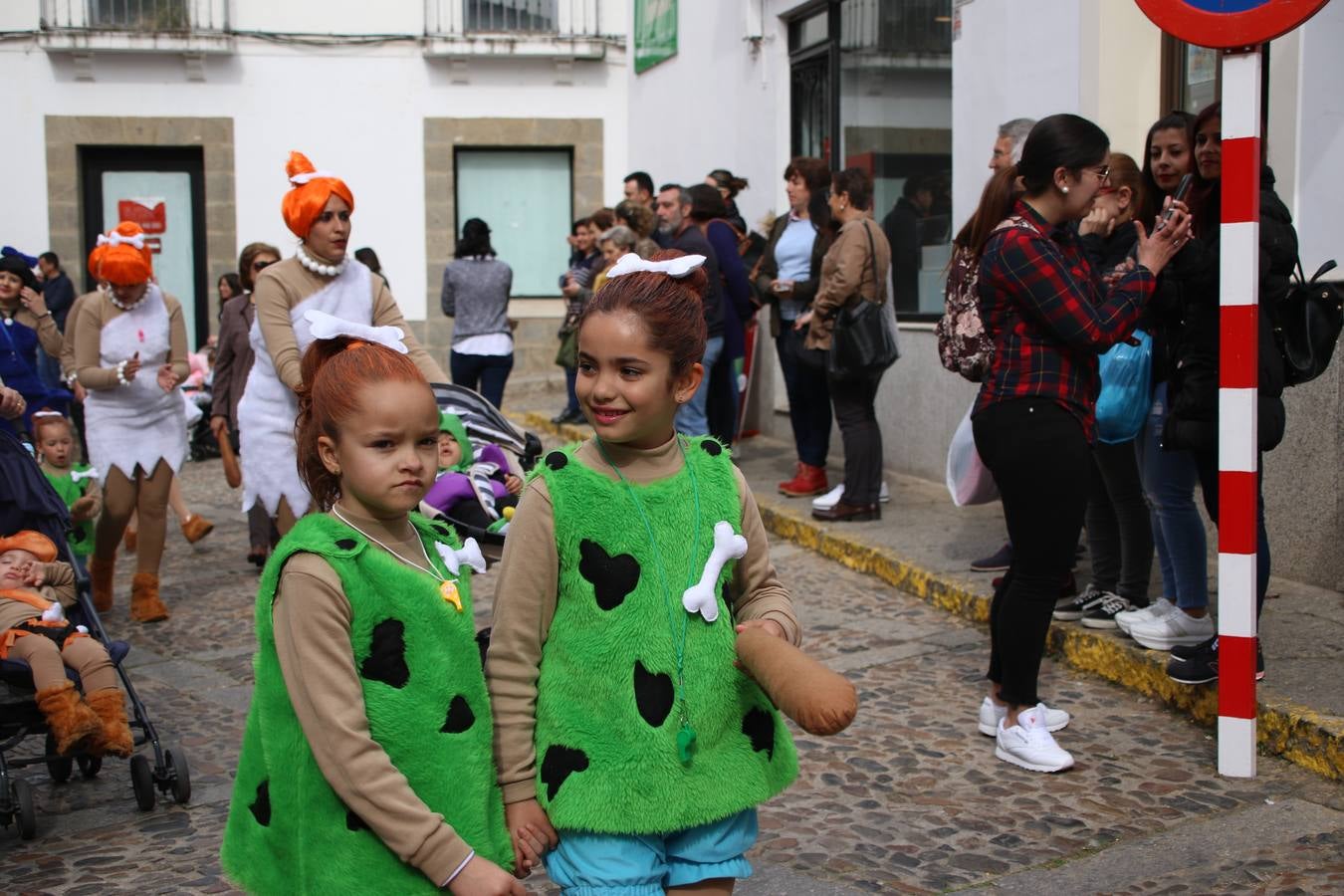 Disfrazados de payasos, exploradores, robot, personajes de Disney, diablos, animales, pintores, entre otros, centenares de niños y niñas han recorrido las calles de Jerez llenando de color y alegría todo a su alrededor, y dando comienzo, así, al Carnaval jerezano 2019.