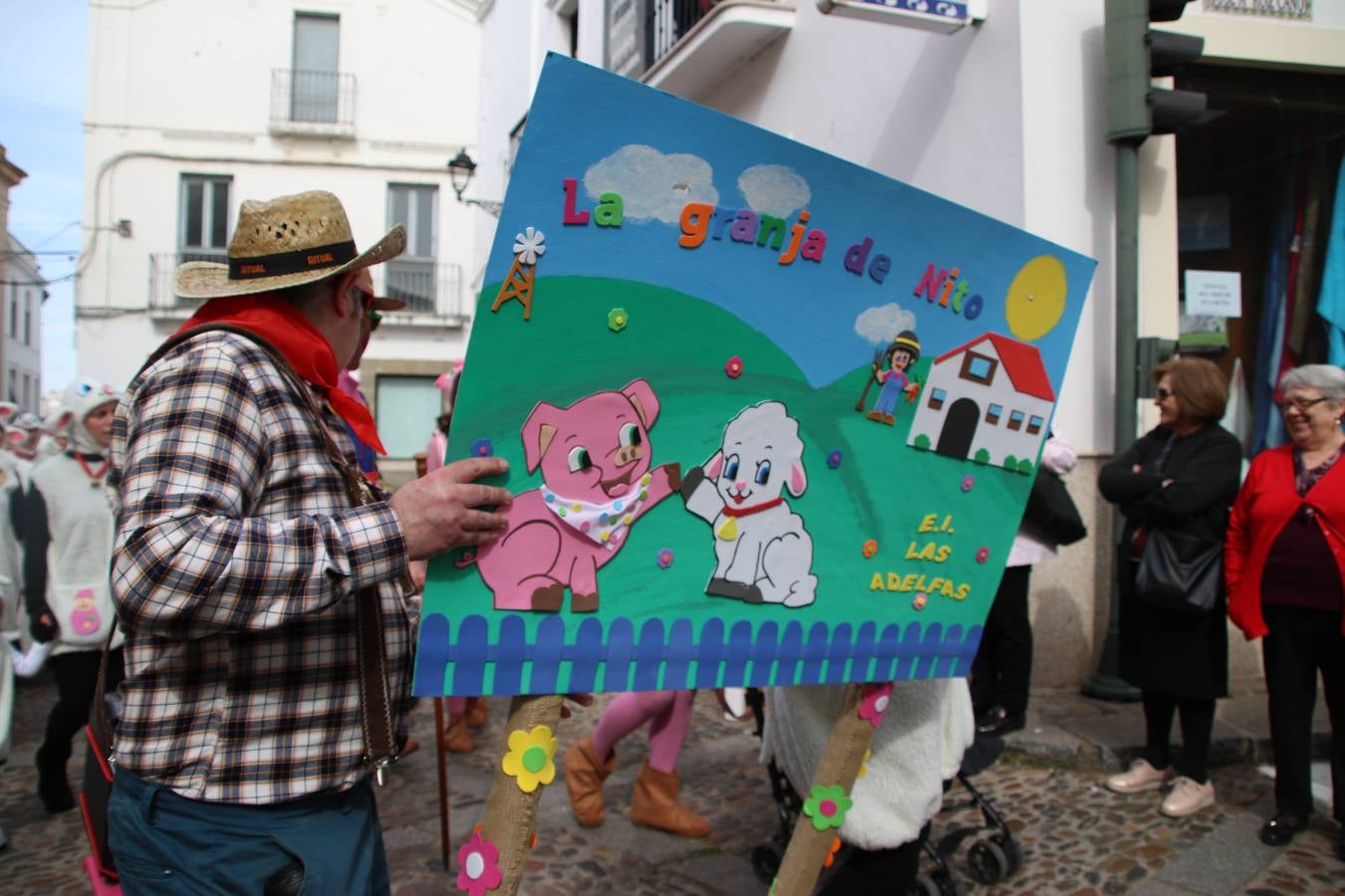 Disfrazados de payasos, exploradores, robot, personajes de Disney, diablos, animales, pintores, entre otros, centenares de niños y niñas han recorrido las calles de Jerez llenando de color y alegría todo a su alrededor, y dando comienzo, así, al Carnaval jerezano 2019.