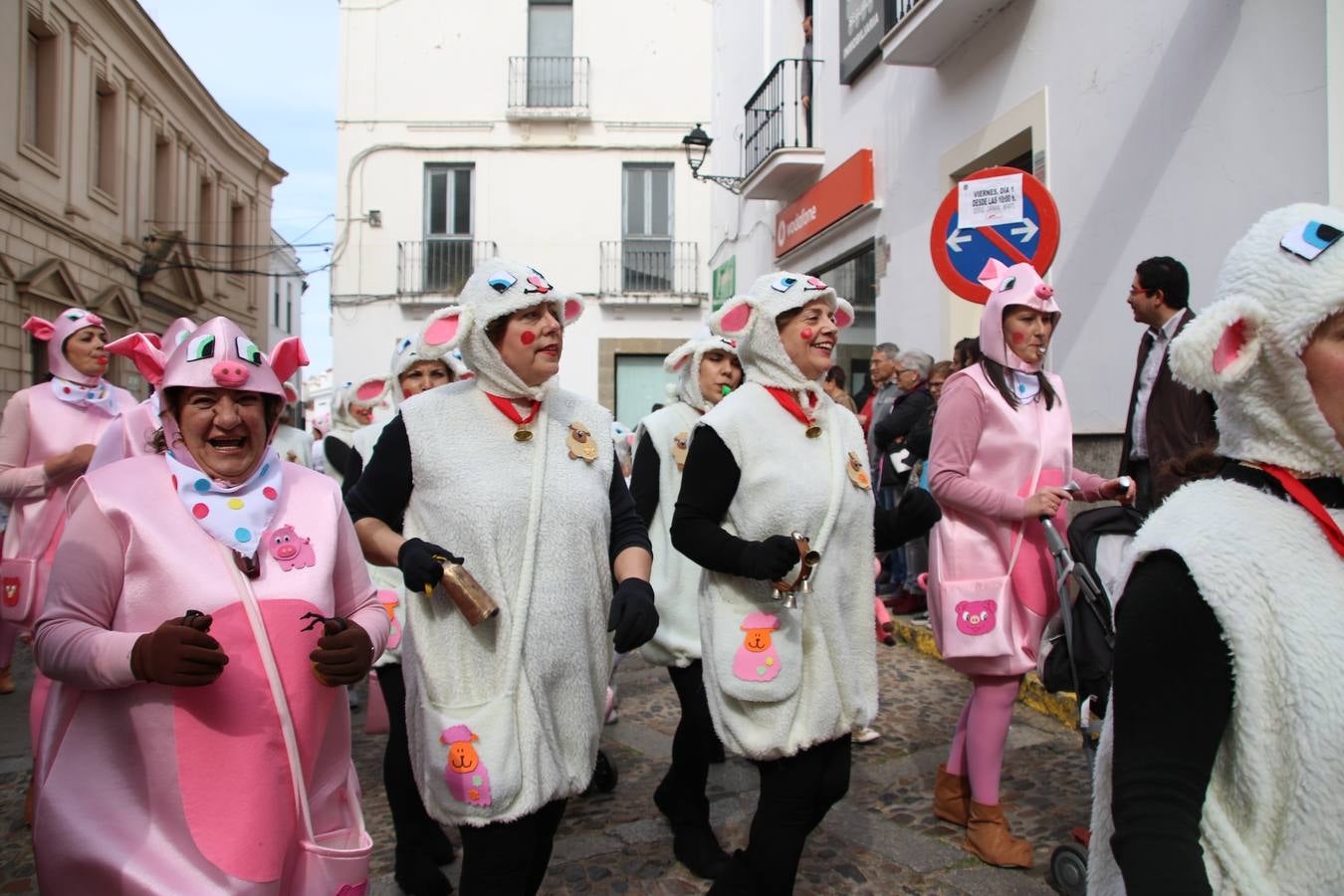 Disfrazados de payasos, exploradores, robot, personajes de Disney, diablos, animales, pintores, entre otros, centenares de niños y niñas han recorrido las calles de Jerez llenando de color y alegría todo a su alrededor, y dando comienzo, así, al Carnaval jerezano 2019.