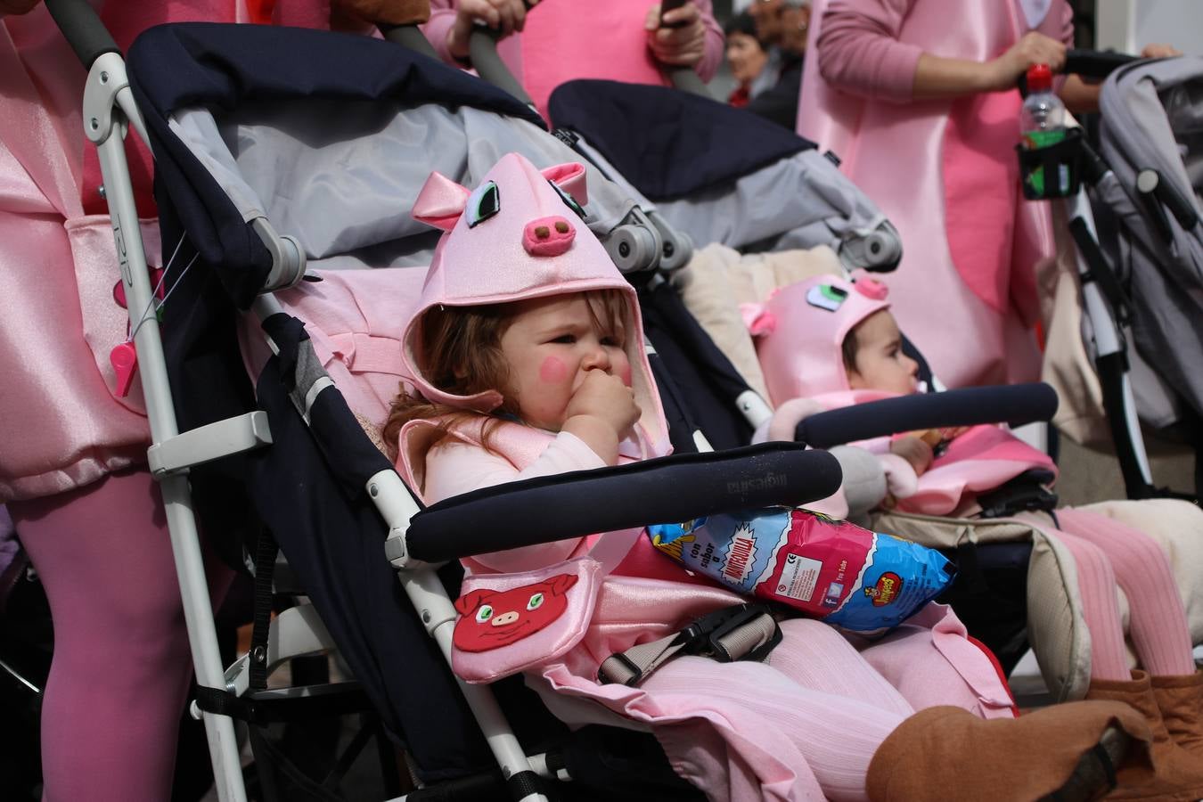 Disfrazados de payasos, exploradores, robot, personajes de Disney, diablos, animales, pintores, entre otros, centenares de niños y niñas han recorrido las calles de Jerez llenando de color y alegría todo a su alrededor, y dando comienzo, así, al Carnaval jerezano 2019.