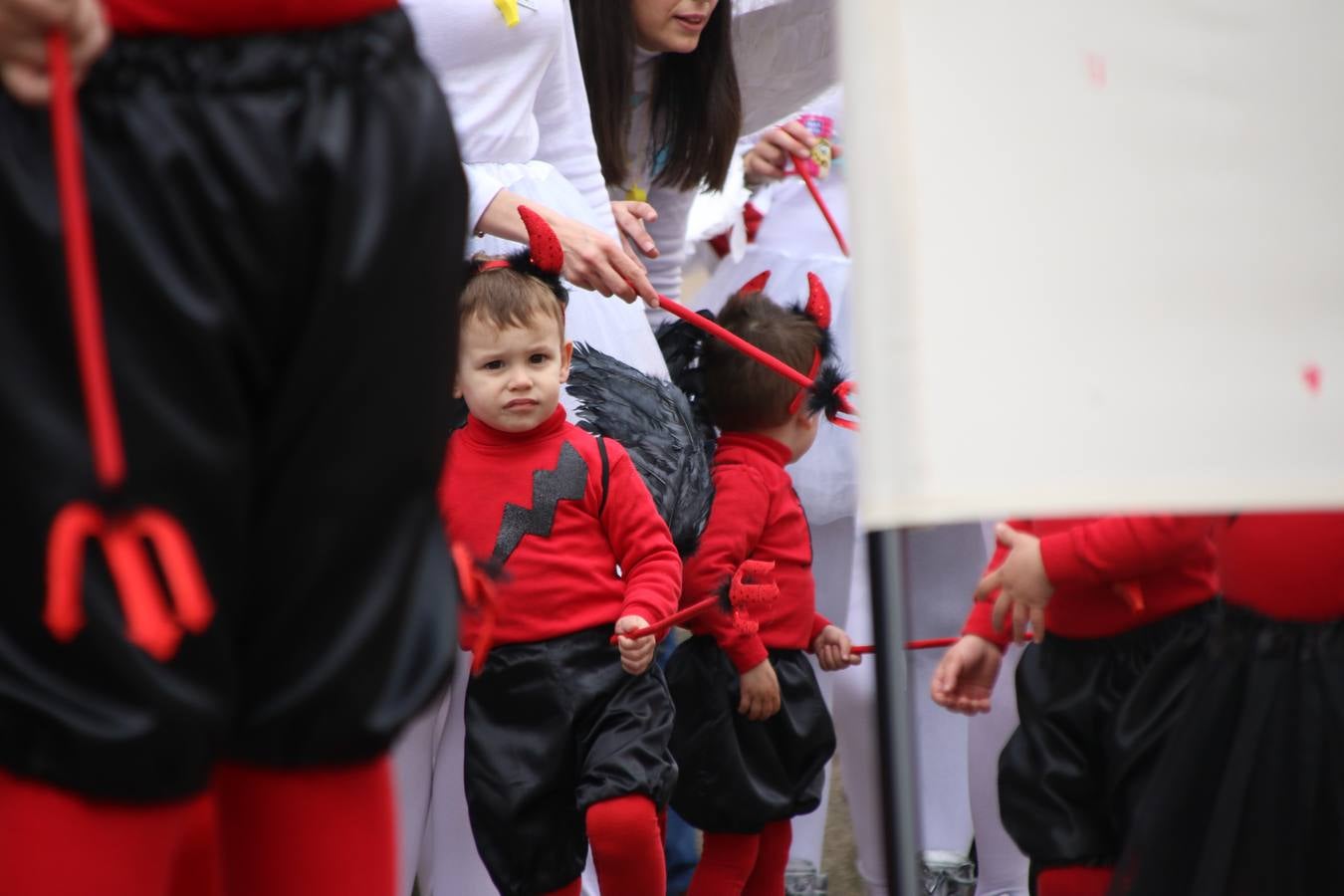 Disfrazados de payasos, exploradores, robot, personajes de Disney, diablos, animales, pintores, entre otros, centenares de niños y niñas han recorrido las calles de Jerez llenando de color y alegría todo a su alrededor, y dando comienzo, así, al Carnaval jerezano 2019.