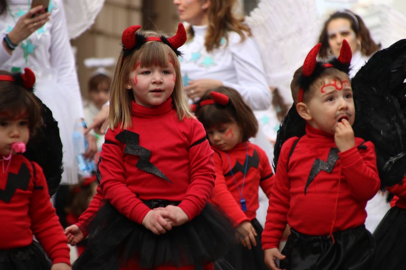 Disfrazados de payasos, exploradores, robot, personajes de Disney, diablos, animales, pintores, entre otros, centenares de niños y niñas han recorrido las calles de Jerez llenando de color y alegría todo a su alrededor, y dando comienzo, así, al Carnaval jerezano 2019.