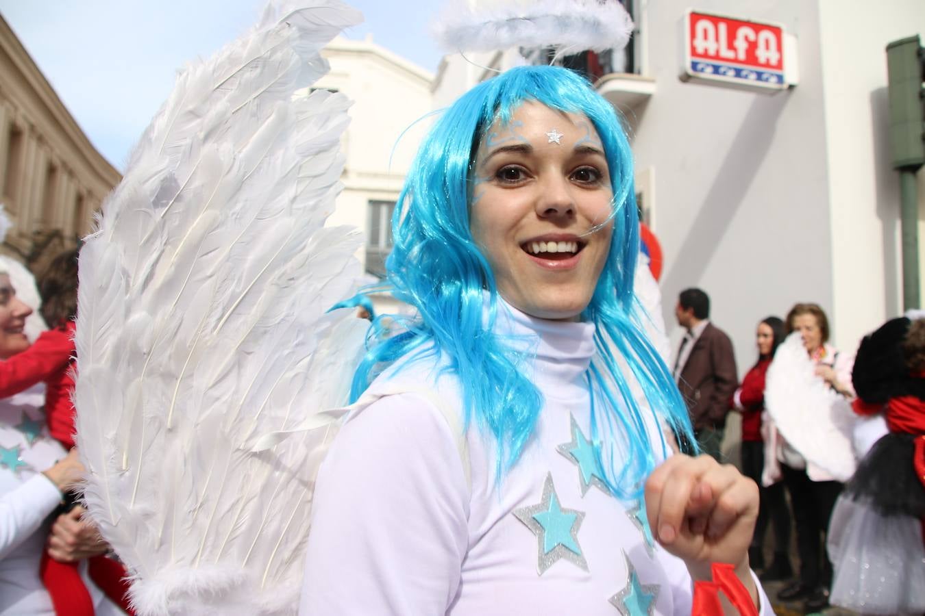 Disfrazados de payasos, exploradores, robot, personajes de Disney, diablos, animales, pintores, entre otros, centenares de niños y niñas han recorrido las calles de Jerez llenando de color y alegría todo a su alrededor, y dando comienzo, así, al Carnaval jerezano 2019.