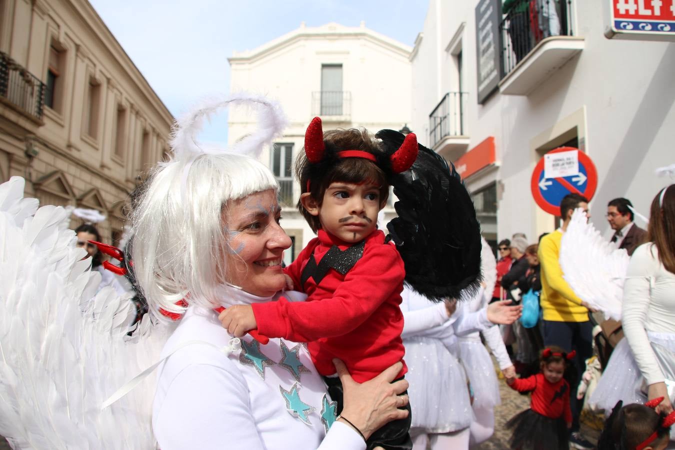 Disfrazados de payasos, exploradores, robot, personajes de Disney, diablos, animales, pintores, entre otros, centenares de niños y niñas han recorrido las calles de Jerez llenando de color y alegría todo a su alrededor, y dando comienzo, así, al Carnaval jerezano 2019.