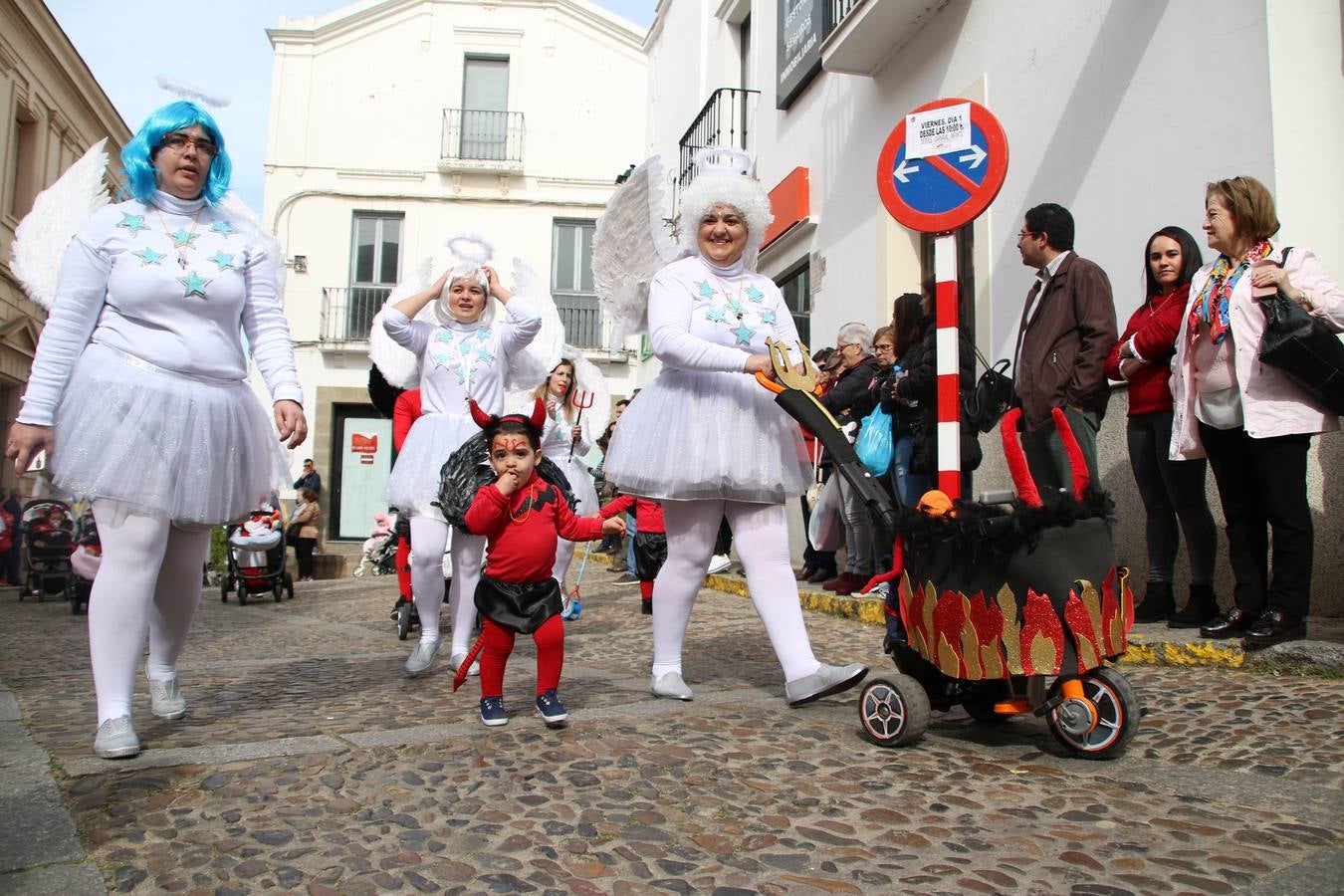 Disfrazados de payasos, exploradores, robot, personajes de Disney, diablos, animales, pintores, entre otros, centenares de niños y niñas han recorrido las calles de Jerez llenando de color y alegría todo a su alrededor, y dando comienzo, así, al Carnaval jerezano 2019.