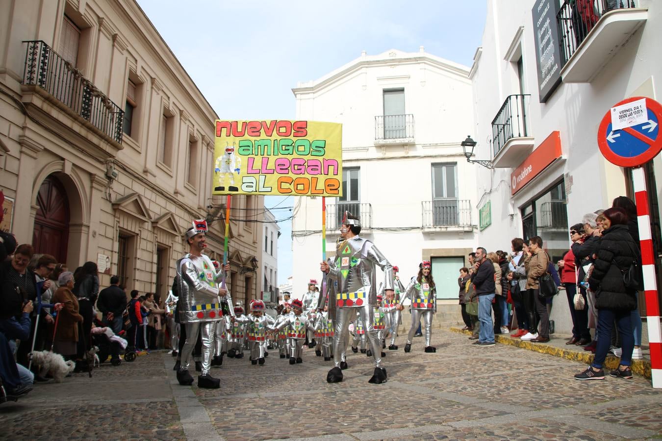 Disfrazados de payasos, exploradores, robot, personajes de Disney, diablos, animales, pintores, entre otros, centenares de niños y niñas han recorrido las calles de Jerez llenando de color y alegría todo a su alrededor, y dando comienzo, así, al Carnaval jerezano 2019.