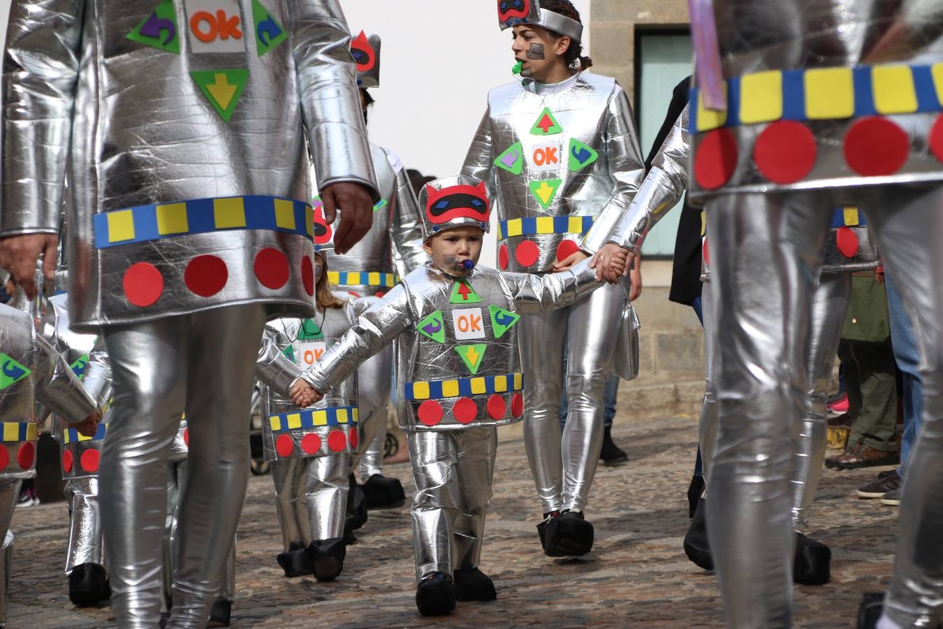 Disfrazados de payasos, exploradores, robot, personajes de Disney, diablos, animales, pintores, entre otros, centenares de niños y niñas han recorrido las calles de Jerez llenando de color y alegría todo a su alrededor, y dando comienzo, así, al Carnaval jerezano 2019.