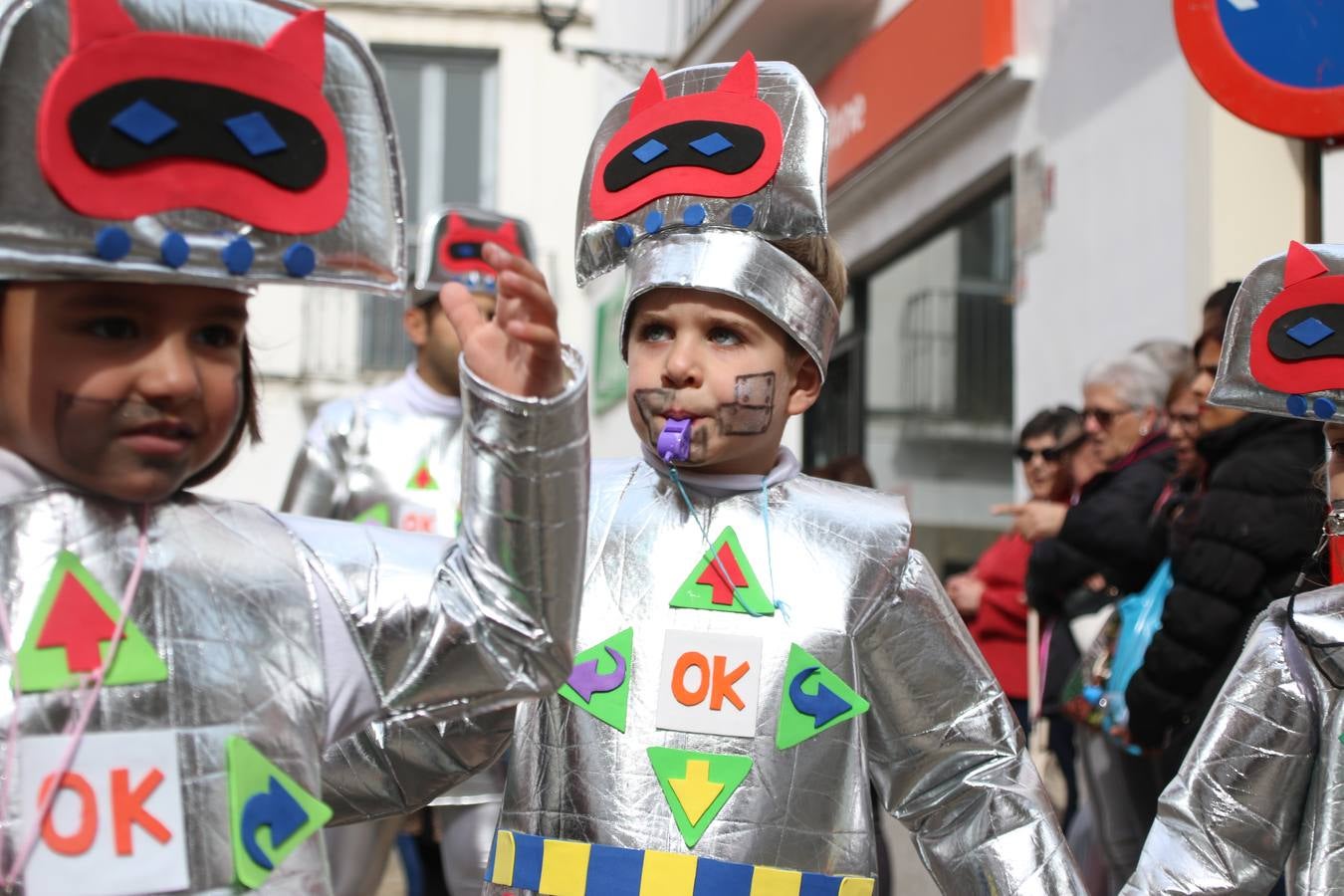 Disfrazados de payasos, exploradores, robot, personajes de Disney, diablos, animales, pintores, entre otros, centenares de niños y niñas han recorrido las calles de Jerez llenando de color y alegría todo a su alrededor, y dando comienzo, así, al Carnaval jerezano 2019.