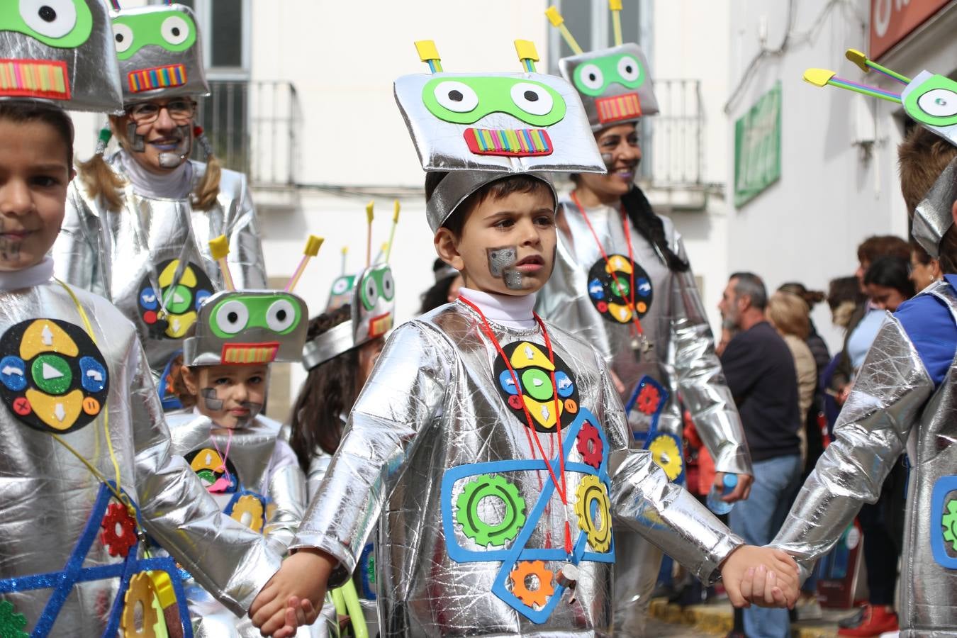 Disfrazados de payasos, exploradores, robot, personajes de Disney, diablos, animales, pintores, entre otros, centenares de niños y niñas han recorrido las calles de Jerez llenando de color y alegría todo a su alrededor, y dando comienzo, así, al Carnaval jerezano 2019.